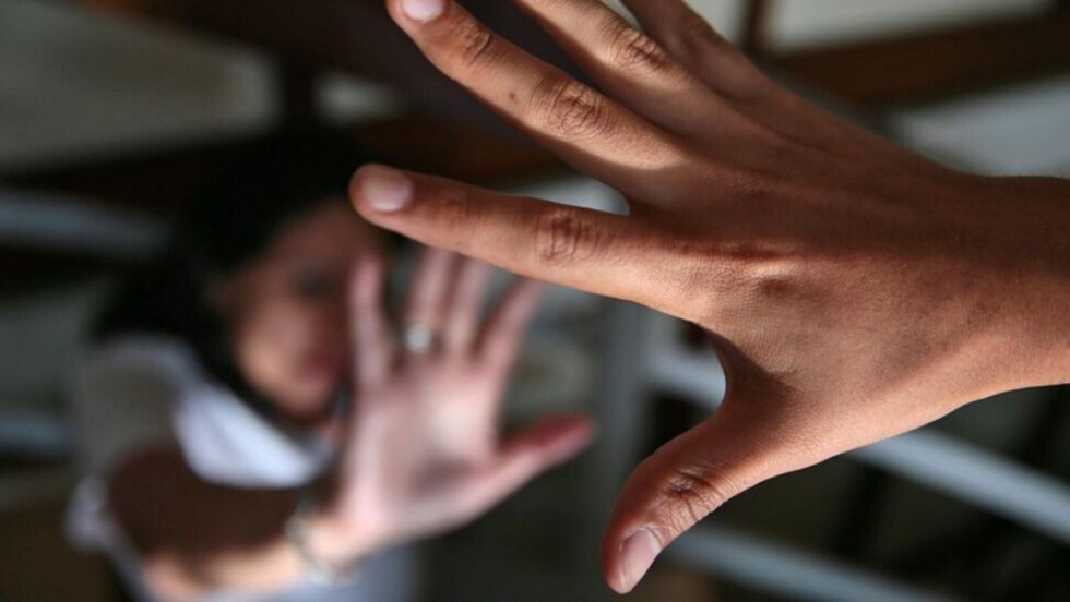 Lo condenan por violar a su hermanastra 17 años menor