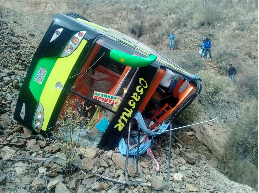 Bus cae en Camargo y deja 2 muertos y varios heridos