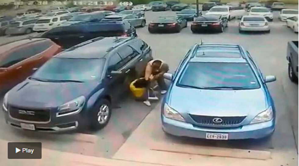 Hombre gigante dio golpiza a pequeña mujer