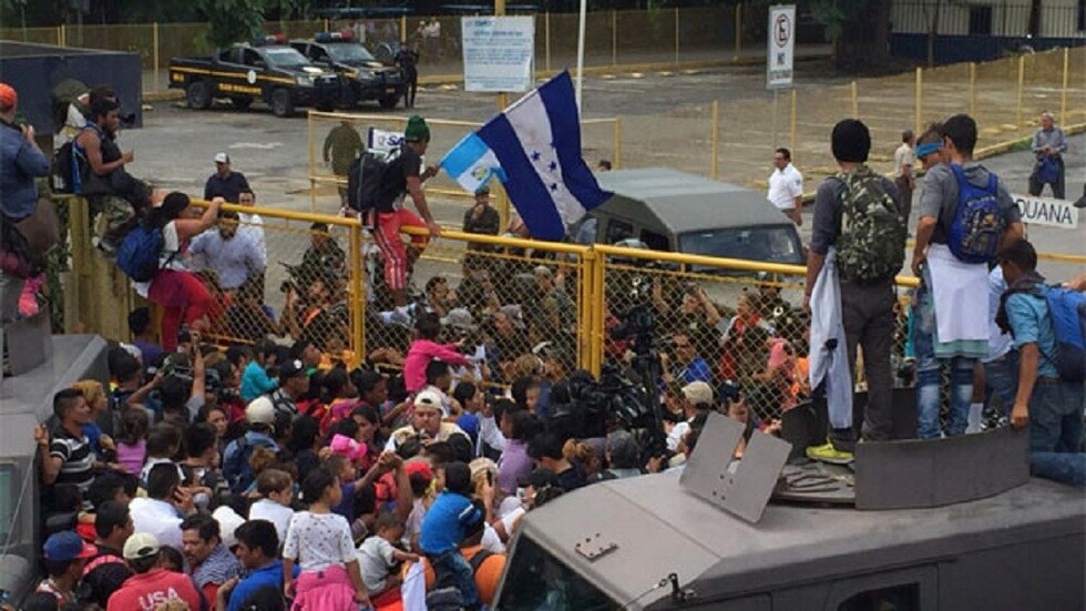 Caravana de migrantes rompe valla y logra entrar a México