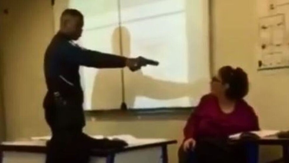 Le apuntó a su maestra por un “presente”