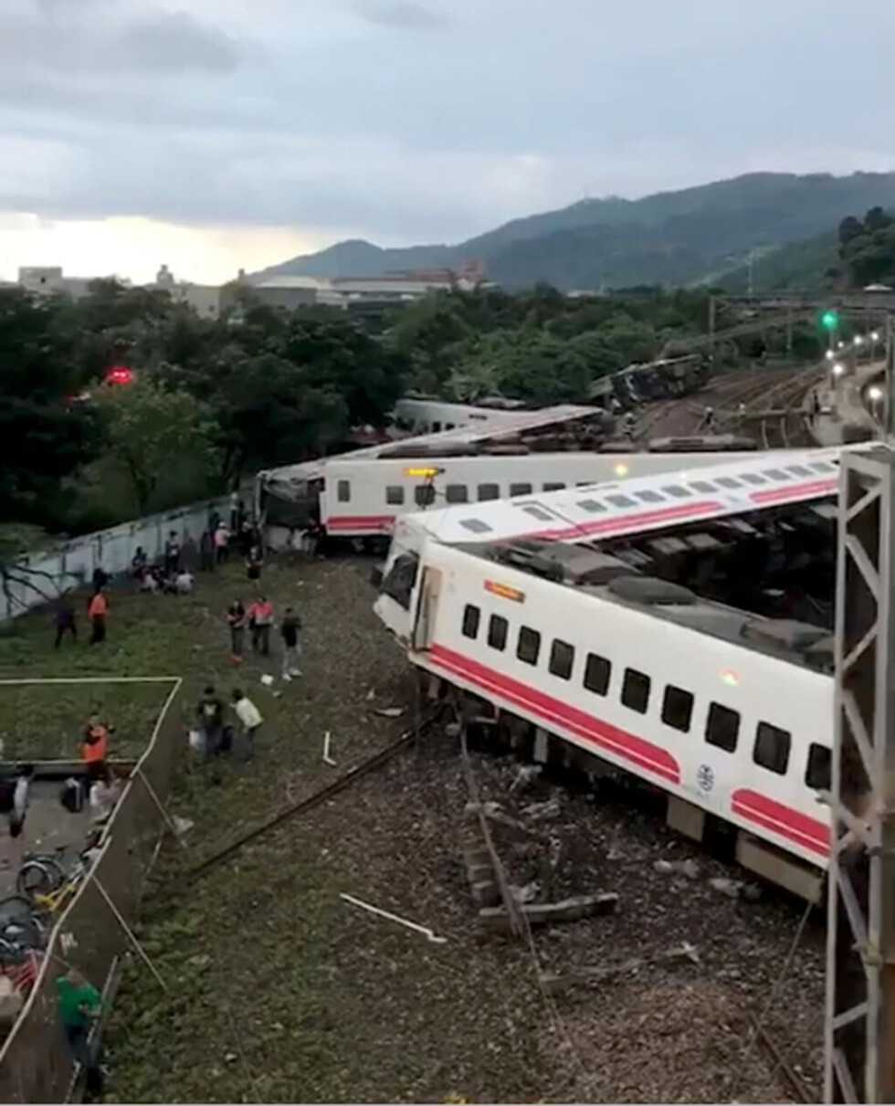 Un tren descarrila en Taiwán y deja 17 muertos