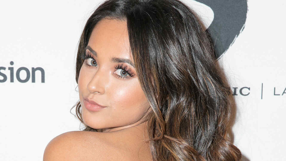 Becky G menea  su “Booty” en  diminuto short