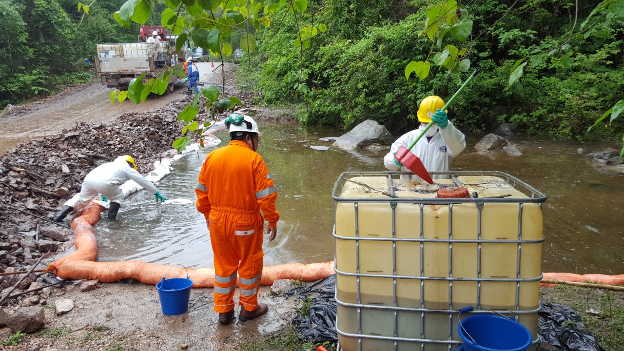 Emergencia ambiental en Caraparí a causa de derrame de hidrocarburos del ducto SAL X-12