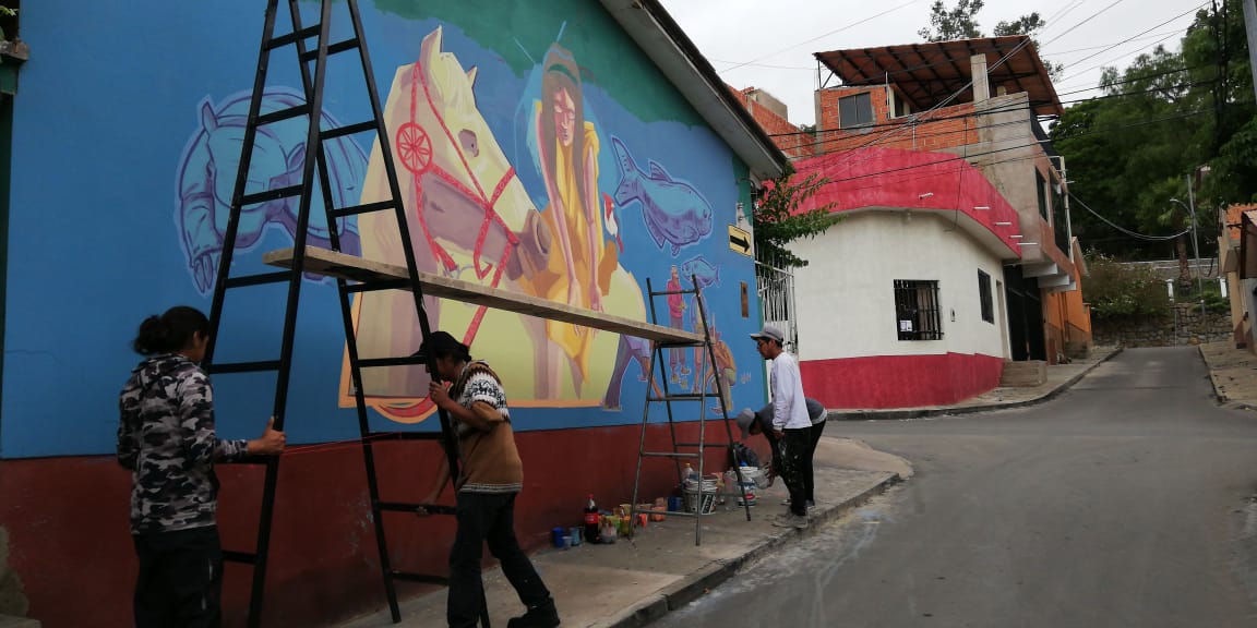 Colectivos artísticos realizan cuatro murales en la ciudad.