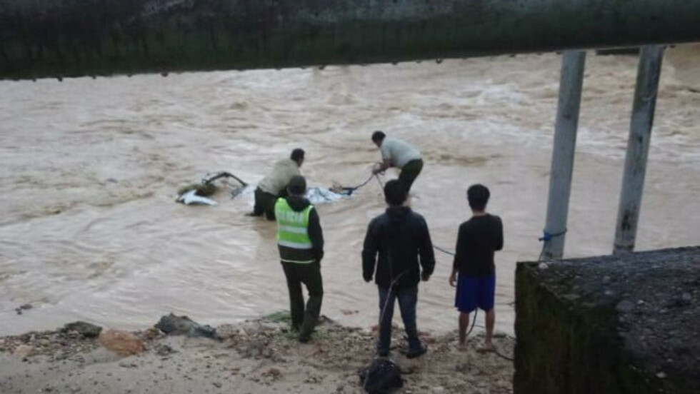 Saldo fatal tras hundimiento de carretera en el trópico