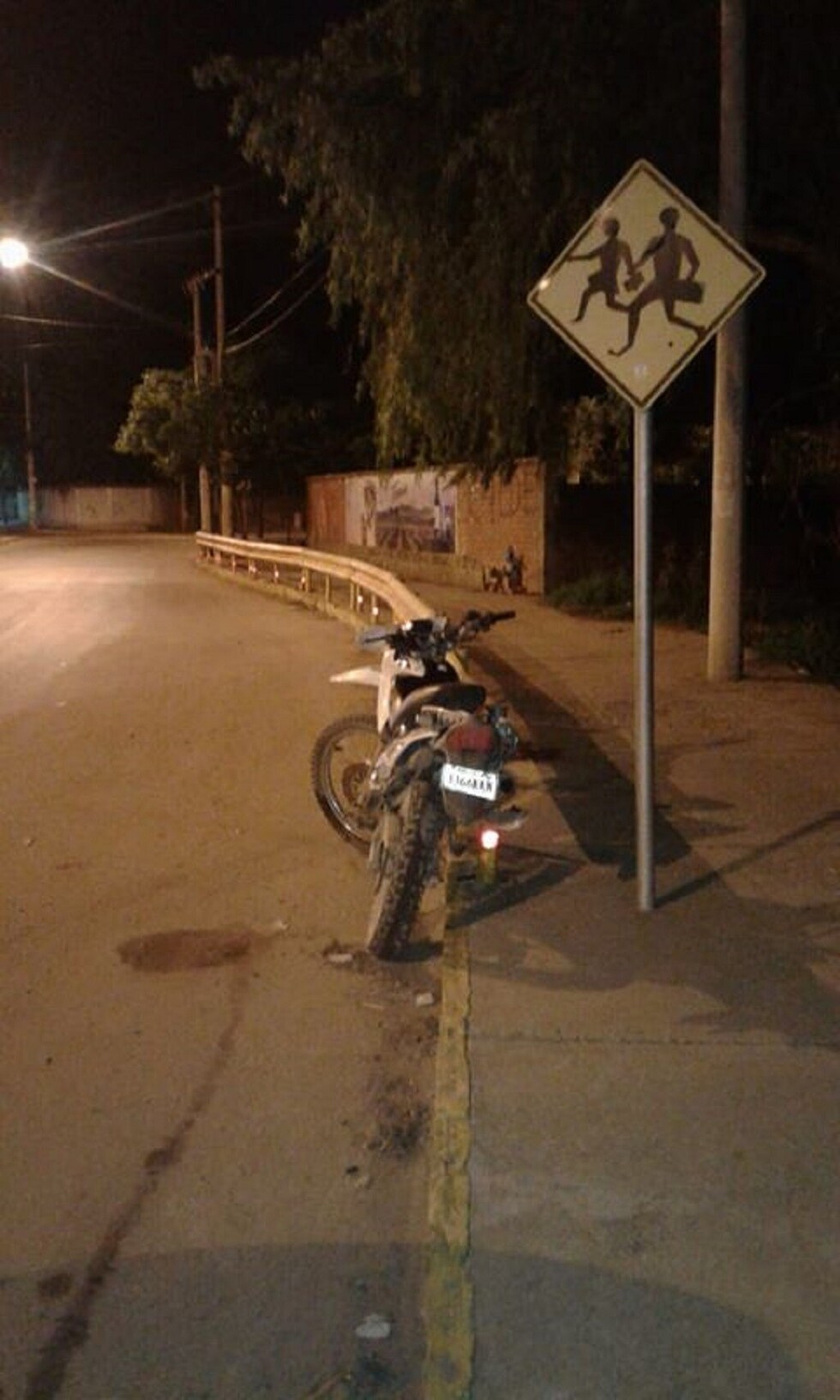 Motocicleta chocó contra objeto fijo en la avenida Integración