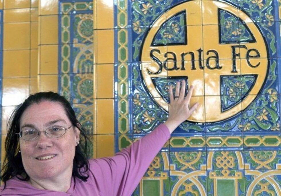 Mujer se casó con una estación de tren