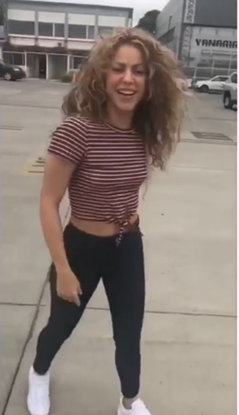 Shakira también  sabe cantar y  bailar el rap