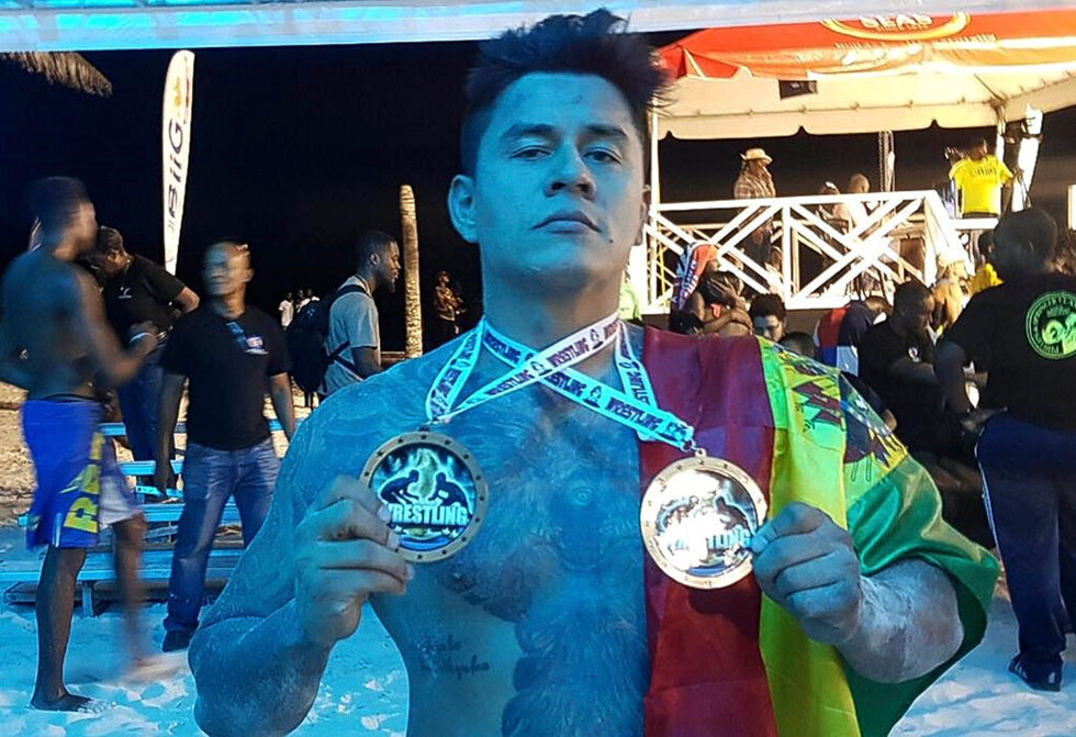 Nova gana medallas de oro en torneo de lucha