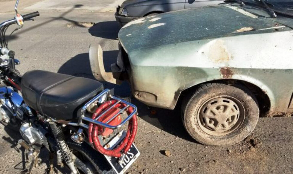 Colisión de auto y moto deja dos heridos graves