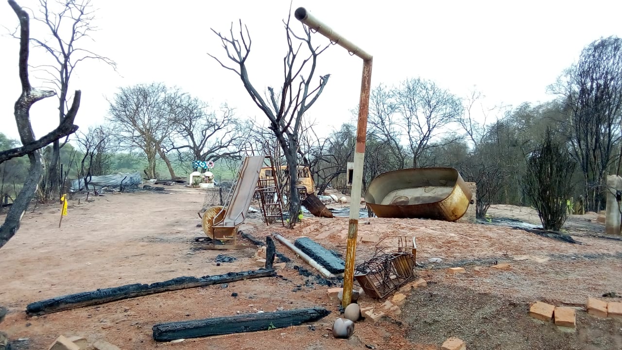 Restos de juegos infantiles en la vivienda incendiada