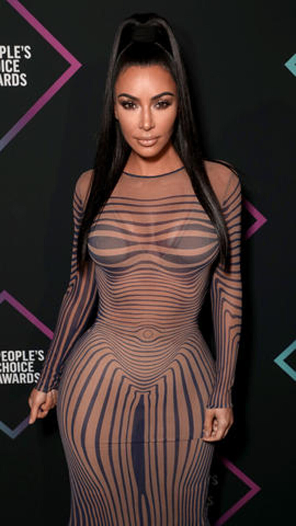 Kim se lució con un sexy vestido