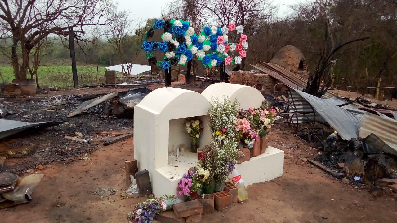 Vista delantera de las grutas instaladas por los vecinos en honor a los fallecidos en el incendio en la comunidad El Pelícano