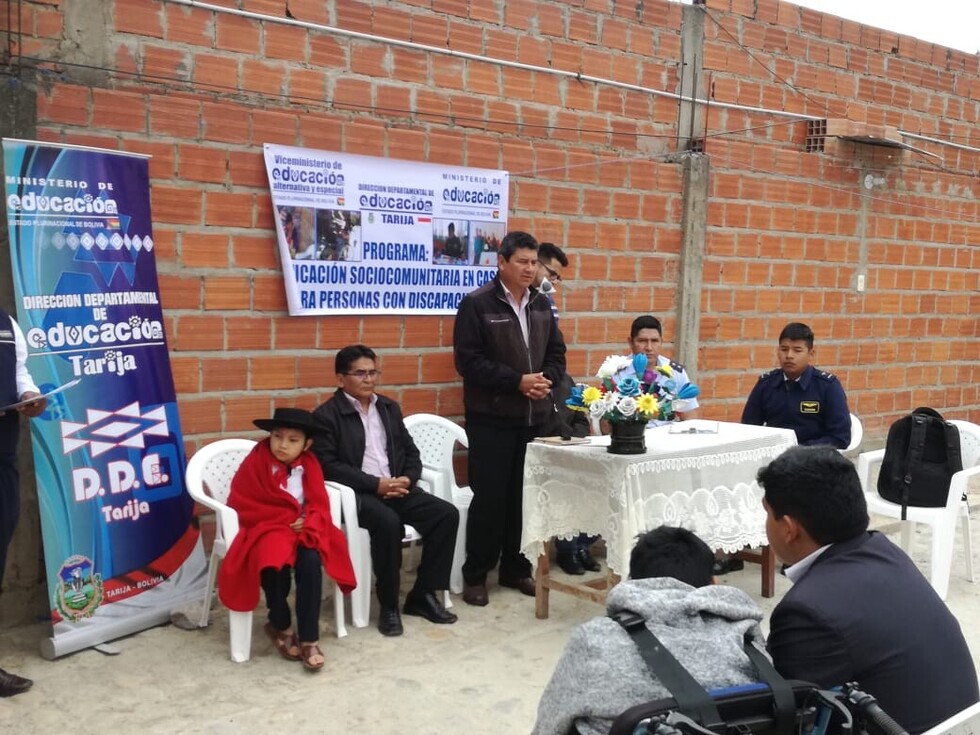 Niña con parálisis infantil recibe bono Juancito Pinto en Tarija