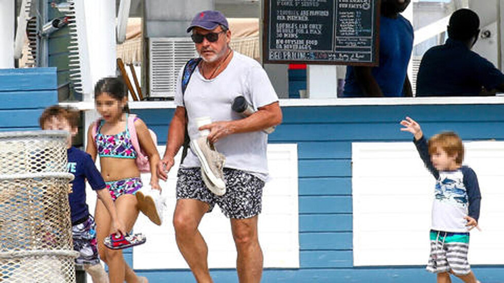 Ricardo paseó  por la playa  con sus nietos