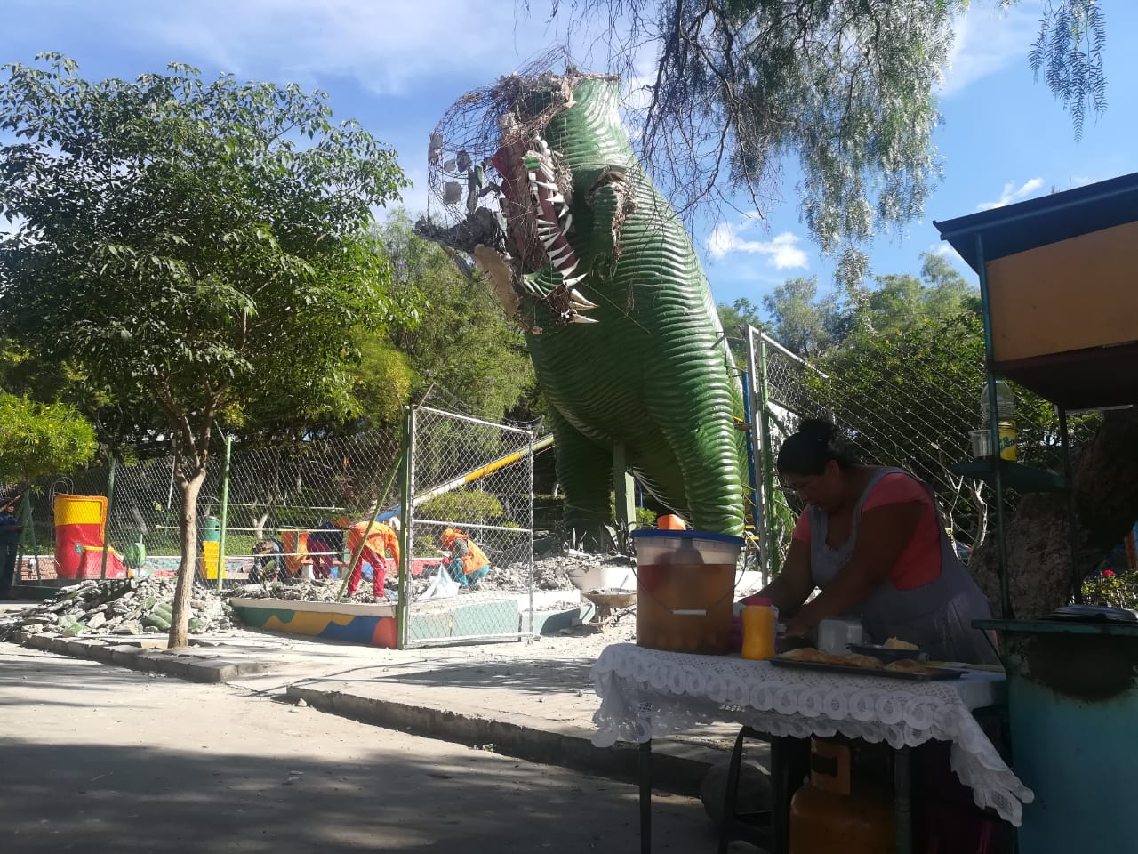 El Dinosaurio del Mirador del Papa pierde la cabeza, no hay víctimas