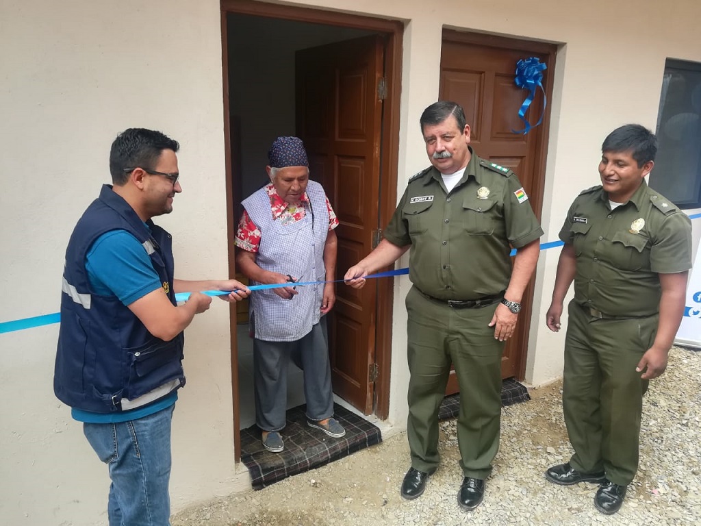 Policía Departamental junto a otras instituciones realizan la entrega de una vivienda a una familia de bajos recursos