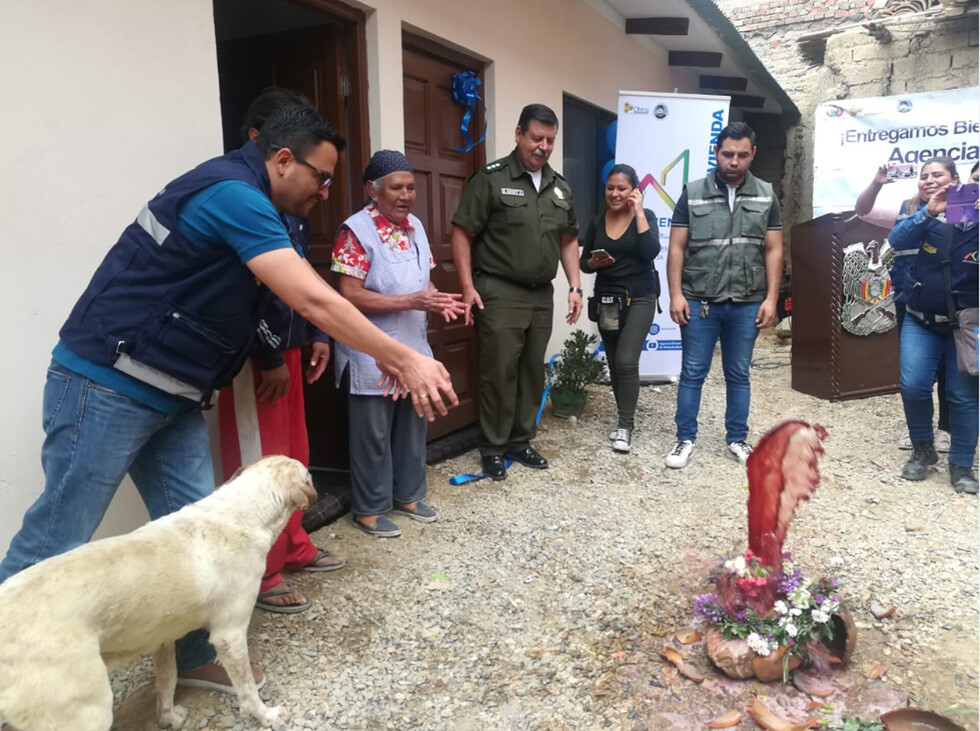 Policía y AE vivienda dan una casa a adulta mayor