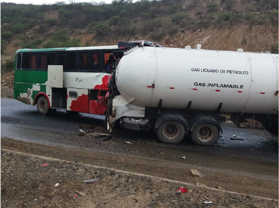 Bus choca a cisterna en vía al Chaco, hay siete heridos