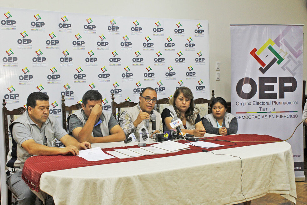 Ministro ataca a opositores por denunciar “sobornos”