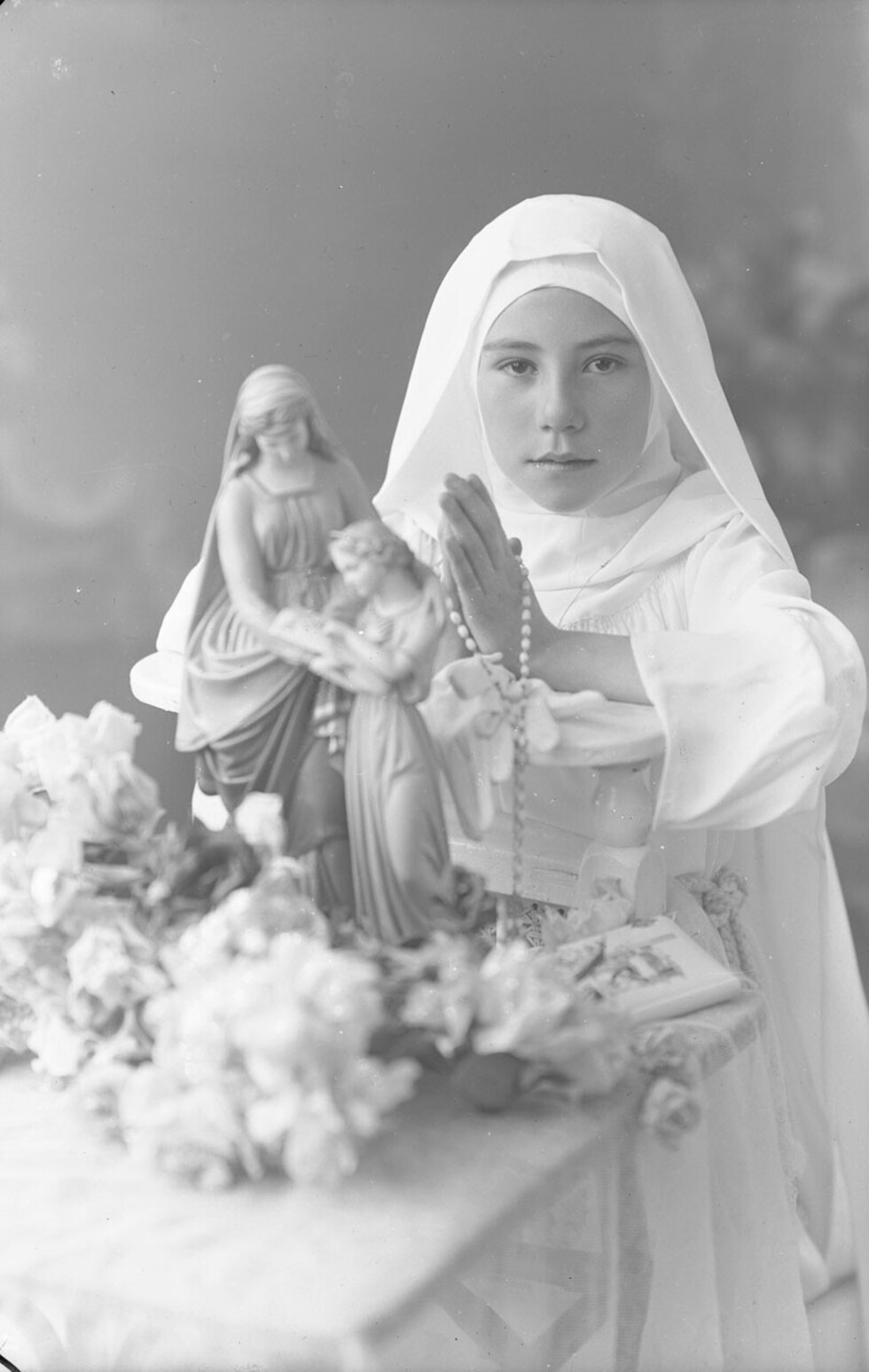 Niña con la Virgen
