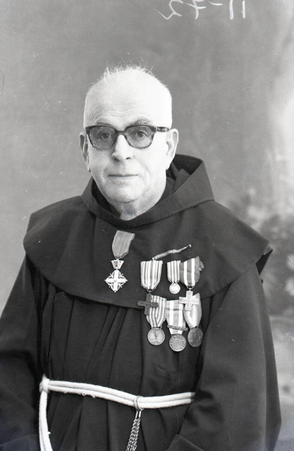Capellán con sus condecoraciones