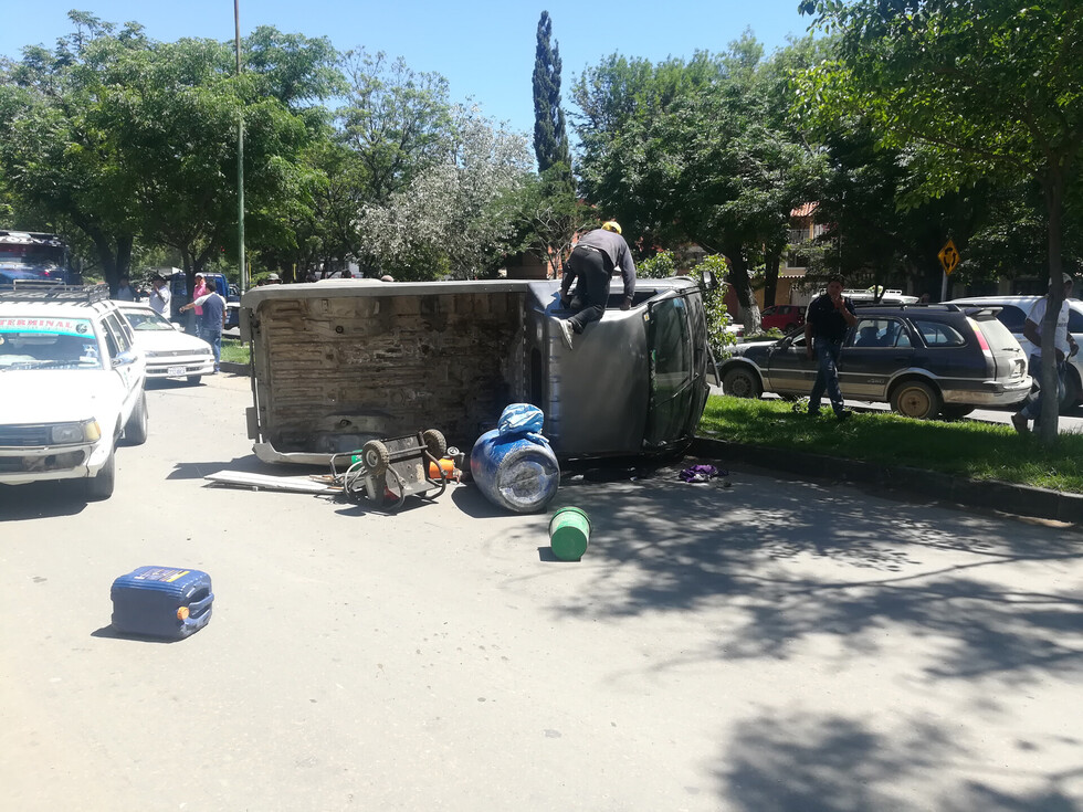Camioneta vuelca al querer rebasar a un taxi