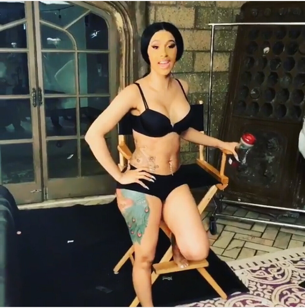 Cardi B lució  su cinturita en  ropa interior