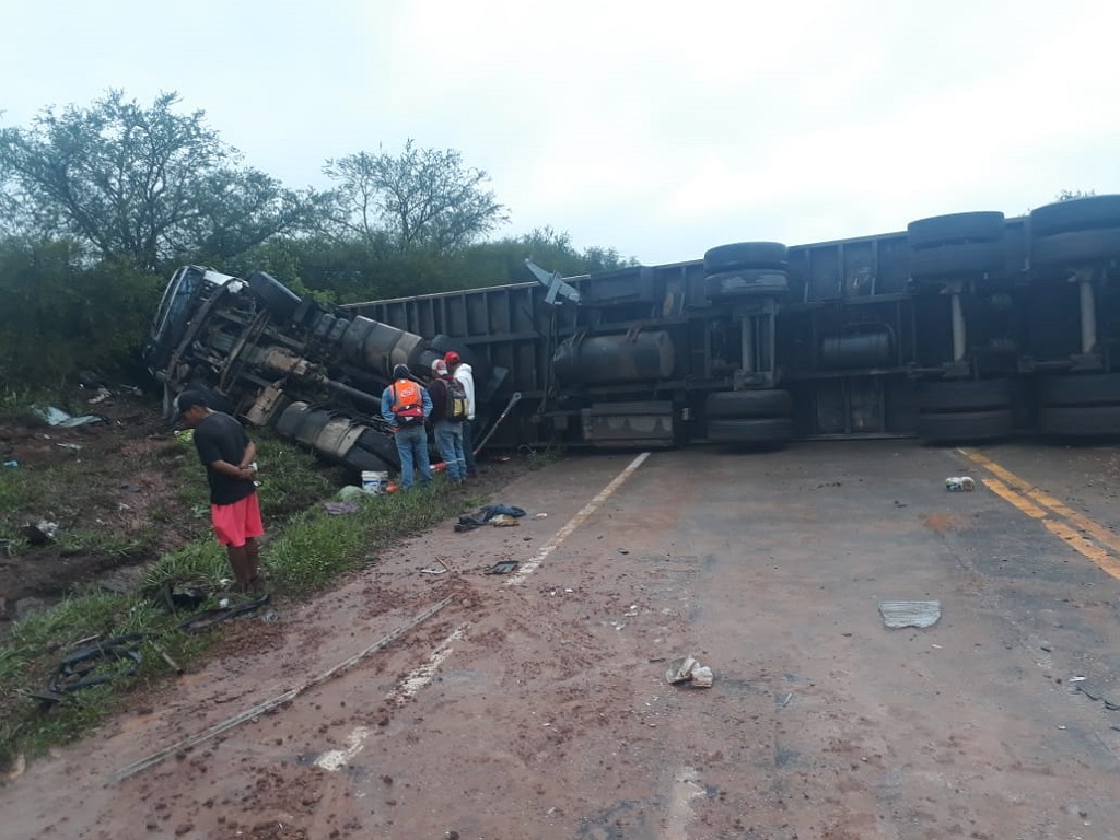 Fallece conductor de camión en la ruta 9, luego de impactar con promontorio de tierra no retirados del bloqueo
