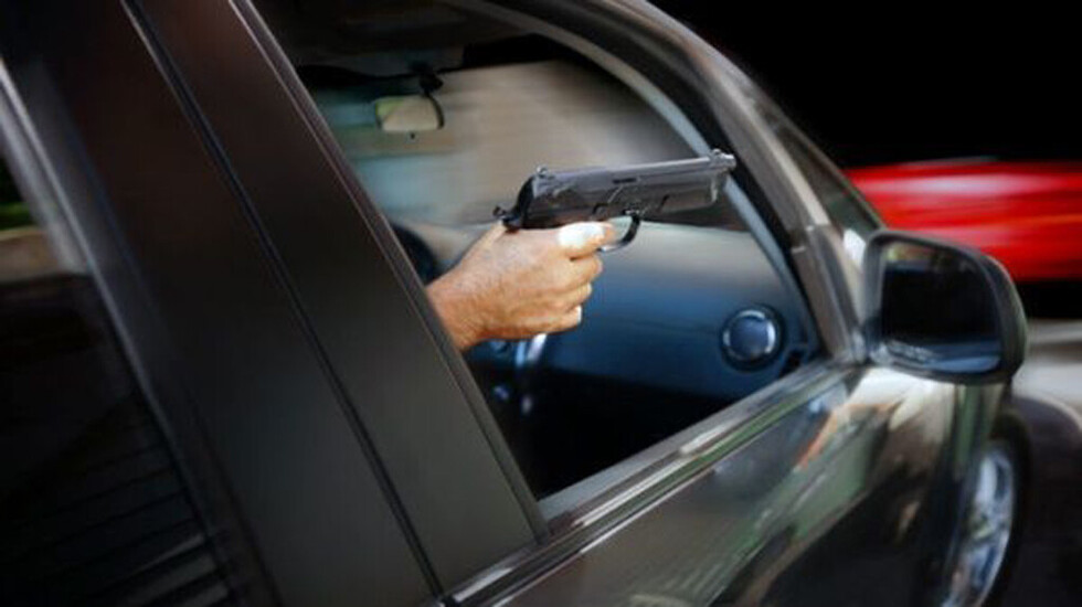 Robó coche, se tiroteó con policías y falleció