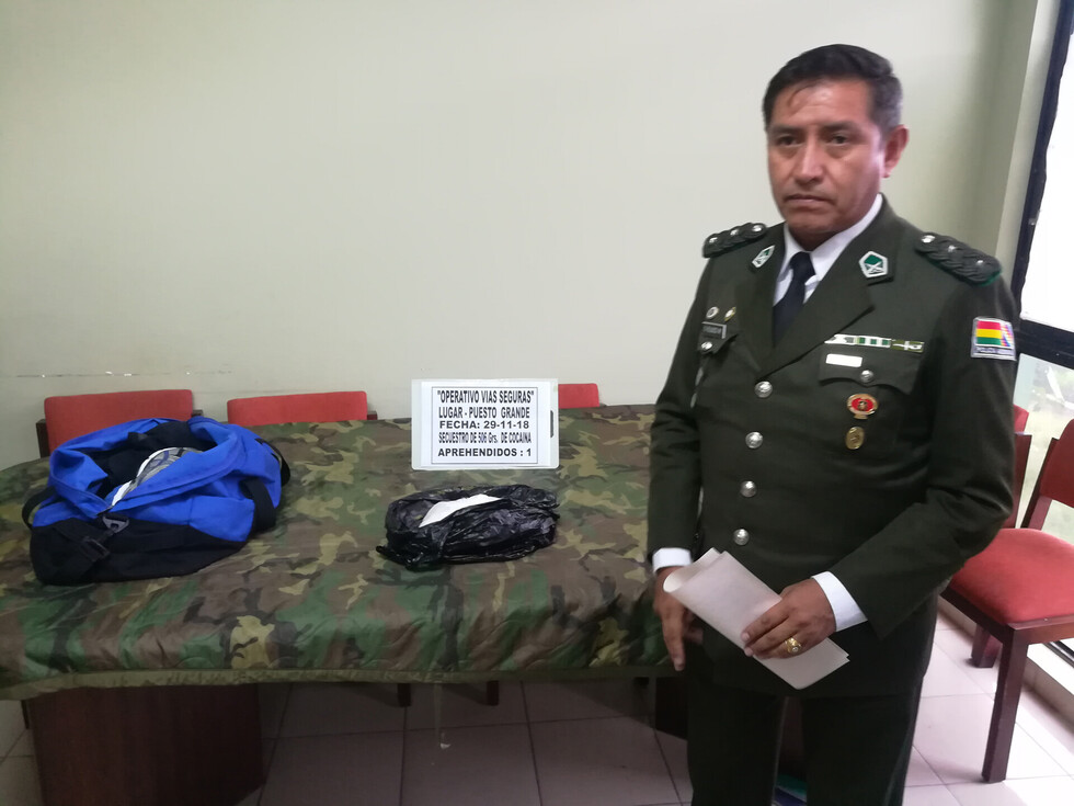 Pillan a sujeto con medio kilo de cocaína en bus