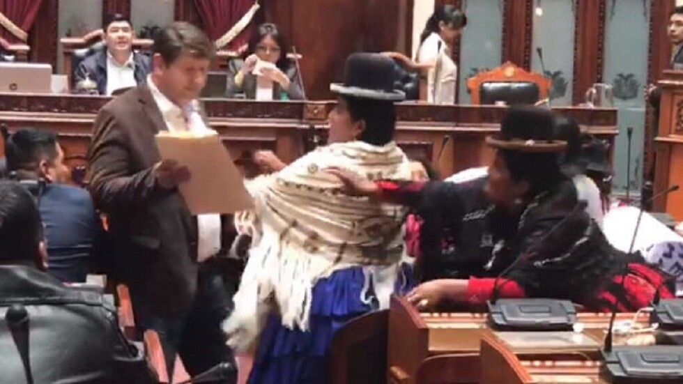 Altercado entre dos diputadas del MAS con un opositor