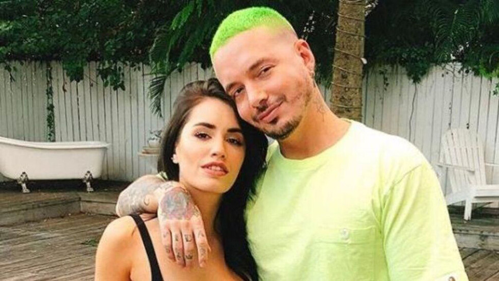 Lali Espósito  y J Balvin a  los besos