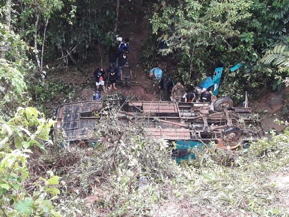 Cinco muertos y 18 heridos en embarrancamiento de bus en Apolo