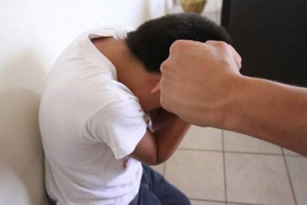 Al penal mujer que golpeó y quemó con plancha a su hijo