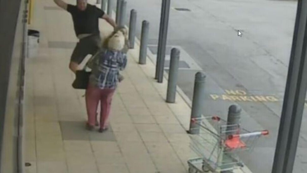 Pateó a abuela y nieta, pensó que eran brujas