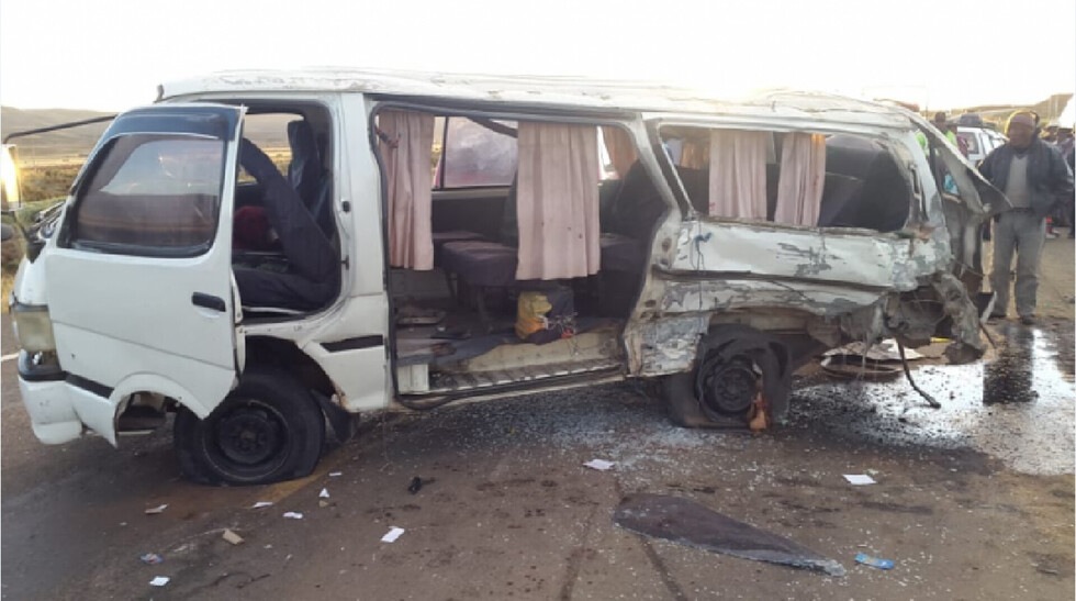Colisión de dos minibuses deja dos muertos