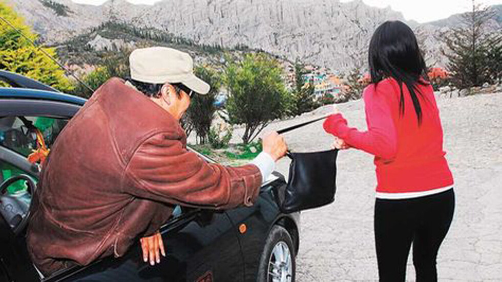 Delincuentes en autos, robaron moto y cartera