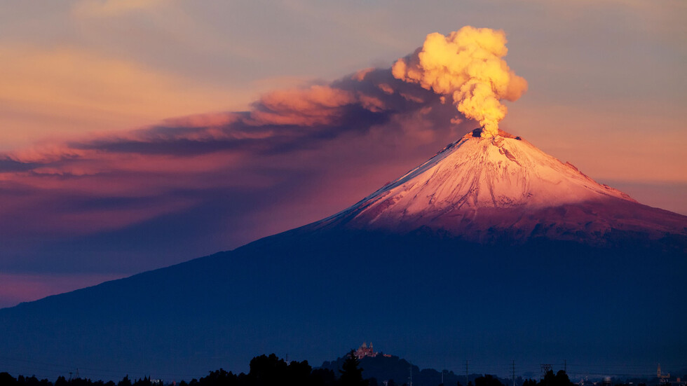 México: Explota el volcán Popocatépetl y emite una fumarola de 2 kilómetros