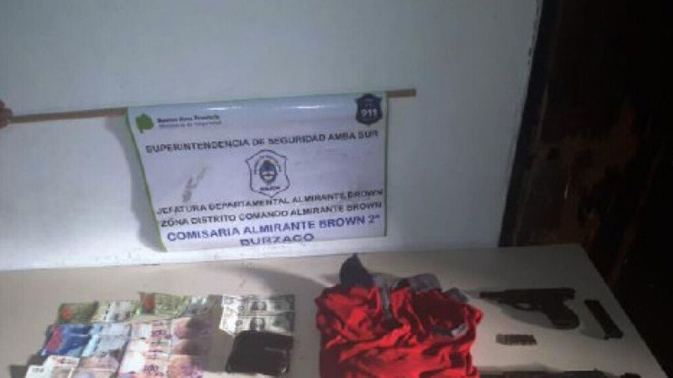 Roban supermercado y el arma de un policía