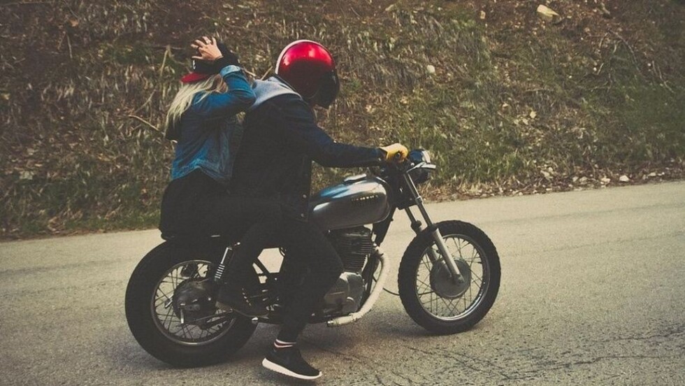 Cayó de la moto y murió atropellada por 9 autos