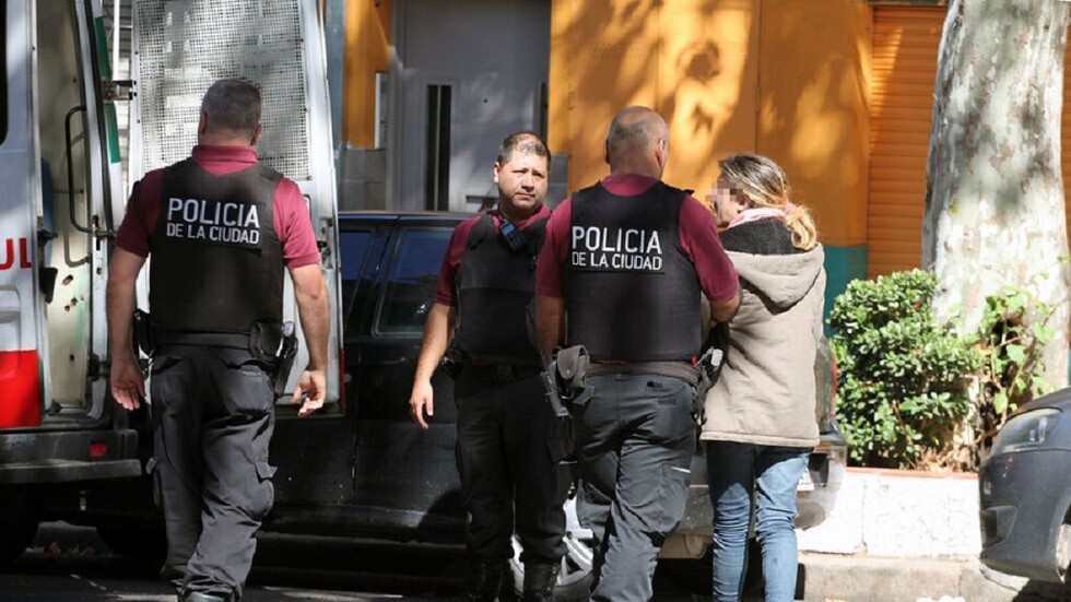 Denuncian y suspenden a dos policías argentinos por no ayudar a detener un ladrón