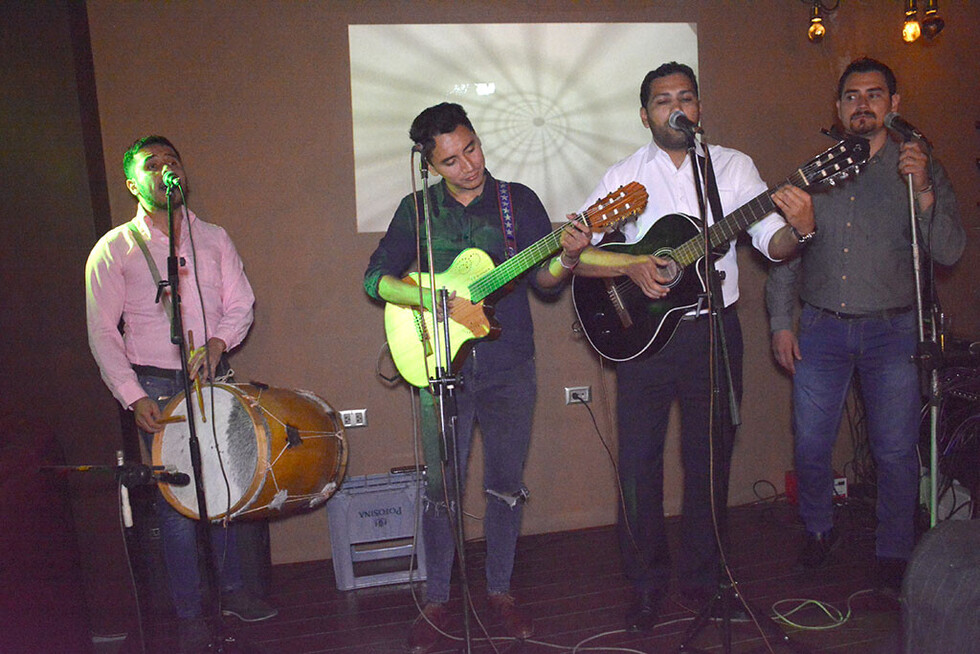 Noche folklórica con los amigos