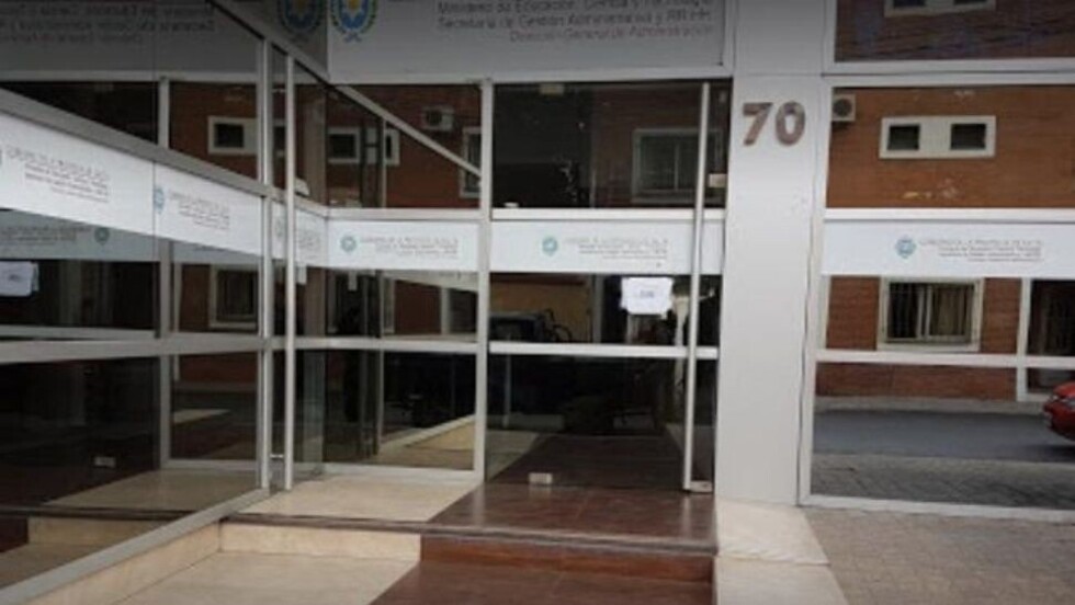 Multan al colegio que  discriminó a alumno gay