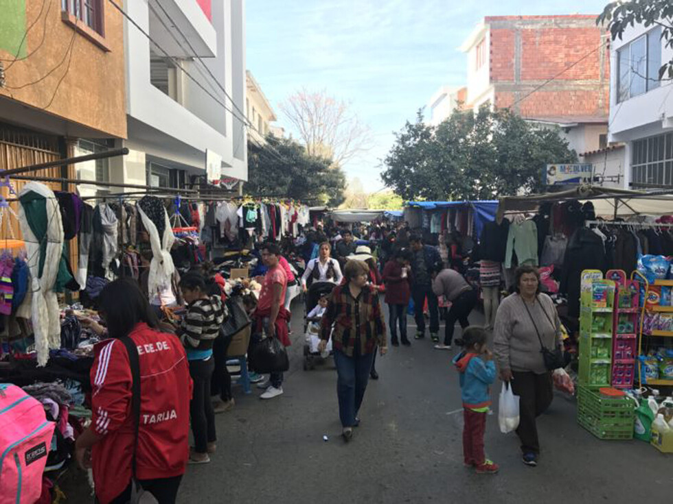 Sujetos roban bebidas y Bs 1.000 de una tienda