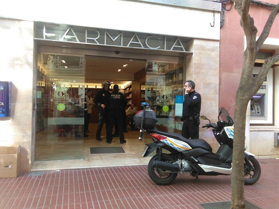 Policía le robó el celular a clienta en una farmacia
