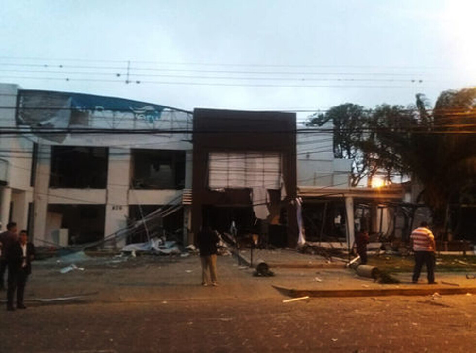 Explosión afecta a edificios en Santa Cruz