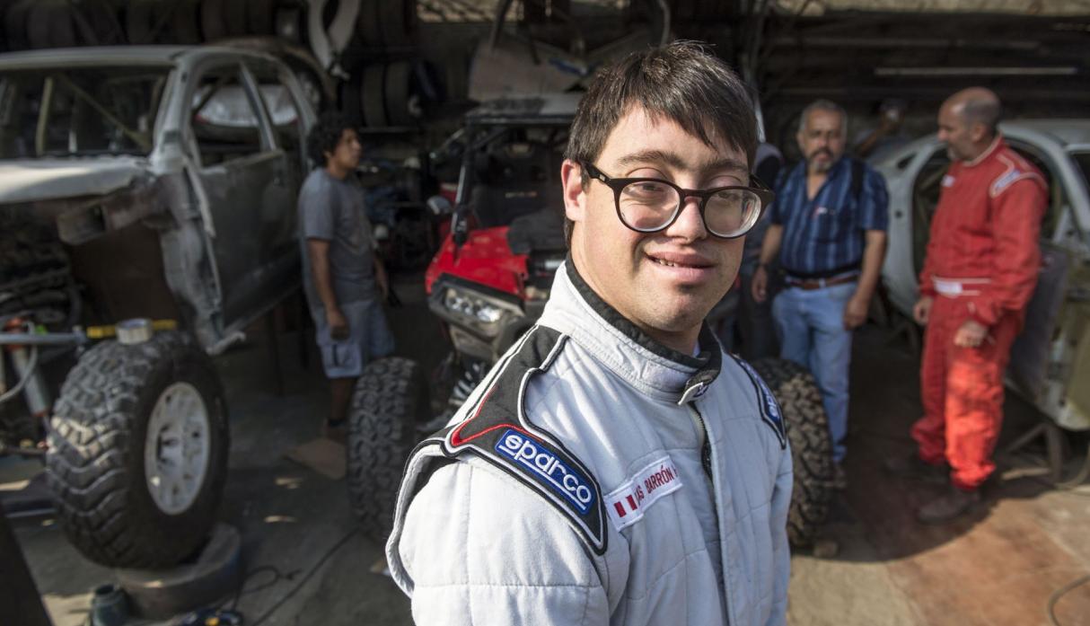 Joven con  Dwon participará en el Dakar