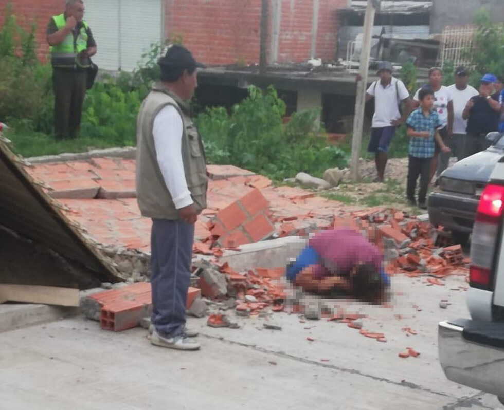 Mujer muere al ser aplastada por un muro